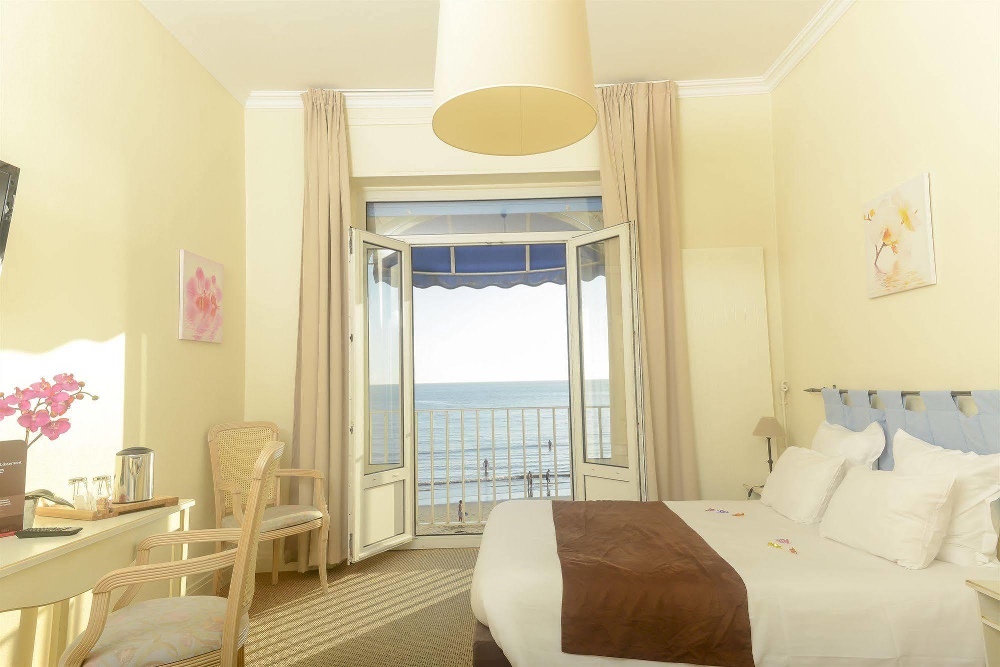 Cerise Royan - Le Grand Hotel De La Plage Экстерьер фото